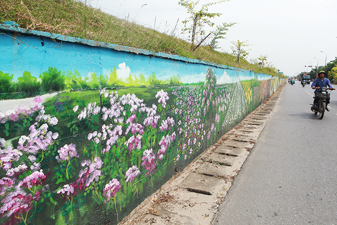 Ông Nguyễn Xuân Tam – Chủ tịch UBND xã Hiệp Thuận (huyện Phúc Thọ) cho biết, quá trình thực hiện tuyến đường bích họa, Huyện đoàn Phúc Thọ đã huy động hàng trăm lượt đoàn viên, thanh niên thuộc các xã: Tam Thuấn, Tam Hiệp, Thanh Đa, Hiệp Thuận tham gia làm nhẵn bức tường, làm sạch mặt bằng trước khi triển khai sơn lót và vẽ. Nhiều giáo viên dạy mỹ thuật của các trường trong huyện cũng nhiệt tình hỗ trợ thực hiện các bức tranh tường và nhiều doanh nghiệp trên địa bàn đã ủng hộ tiền mua sơn vẽ tranh…