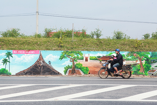 Toàn bộ đoạn đê dài hơn 2km được khoác lên mình chiếc "áo mới" là những bức tranh đa màu sắc, tạo nên con đường bích họa dài nhất tại Hà Nội. Người dân đi qua đoạn đường cầu Phùng (huyện Phúc Thọ, Hà Nội) đều bị thu hút bởi những bức bích hoạ đẹp mắt nằm nối tiếp nhau