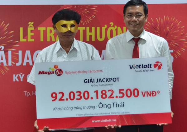 Ông N.Q.T (đeo mặt nạ) là người đầu tiên trúng Jackpot tại Việt Nam.