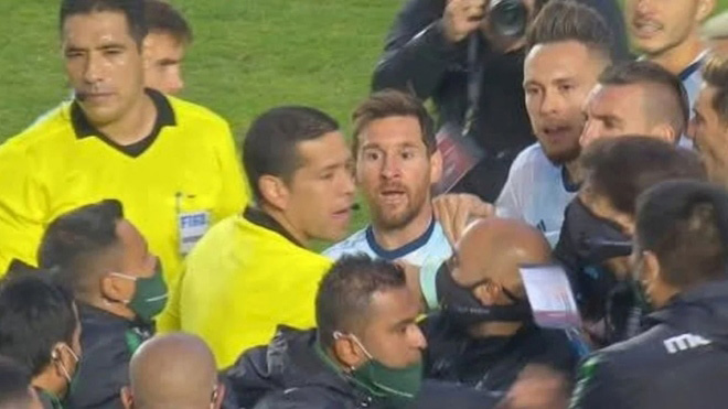 Messi bất ngờ "khẩu chiến" với cầu thủ Bolivia sau khi trận đấu kết thúc