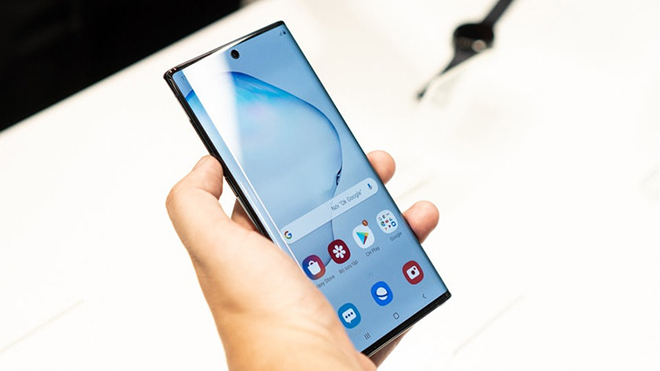 Galaxy Note 10+ có màn hình lớn, sống động hơn hẳn.