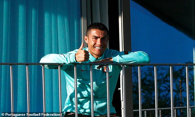 Ronaldo tươi cười với truyền thông