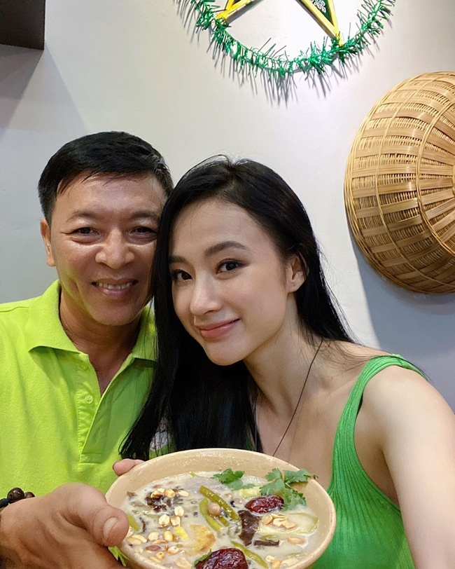 Sau khi tuyên bố rời khỏi showbiz và ăn chay trường, Angela Phương Trinh cùng em gái đã mở quán cơm chay. Một số món tại quán do đích thân bố ruột của cô nấu.
