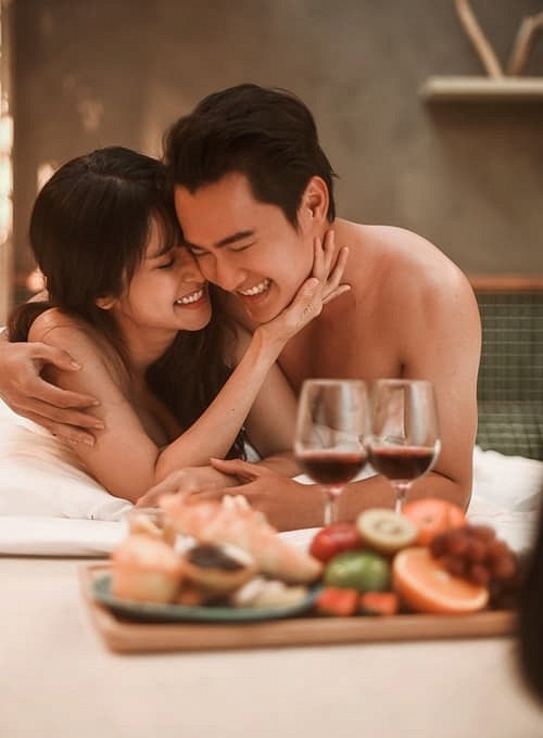 Khoảnh khắc nóng bỏng của nữ diễn viên và chồng kém 9 tuổi