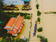 Bạn trẻ - Cuộc sống - Chú rể Huế lặn lội giữa dòng nước lũ rước nàng về dinh