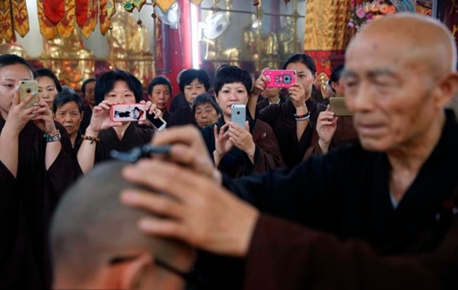 Tháng 8/2015, Liu Jingchong quyết định đi tu tại chùa Baochan, tỉnh An Huy, Trung Quốc. 
