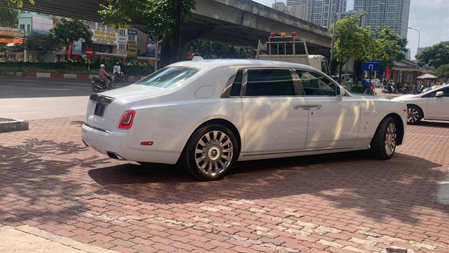 Vòng ra bên hông xe, chiếc xe siêu sang Rolls-Royce Phantom Tranquillity có bộ mâm đa chấu kép mạ crôm nhưng viền chụp mâm lại hoàn toàn màu trắng
