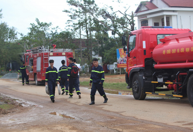 Lực lượng phòng cháy chữa cháy và tìm kiếm cứu nạn tiếp tục tăng cường người và phương tiện để hỗ trợ việc tìm kiếm nạn nhân mất tích.&nbsp;