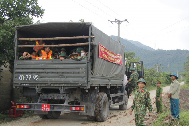 Tất cả đang được triển khai hết sức khẩn trương, chạy đua với thời gian.&nbsp;Lực lượng tham gia cứu hộ cứu nạn có tổng số 311 người bao gồm các lực lượng: Quân khu IV, Bộ Chỉ huy Quân sự tỉnh, Bộ Tư lệnh Bộ đội Biên phòng tỉnh, Bộ Tư lệnh Phòng không Không quân, Bộ Giao thông vận tải, Công an tỉnh, Tập đoàn Viễn thông Quân đội, Sở Giao thông Vận tải và một số cơ quan chuyên môn khác.