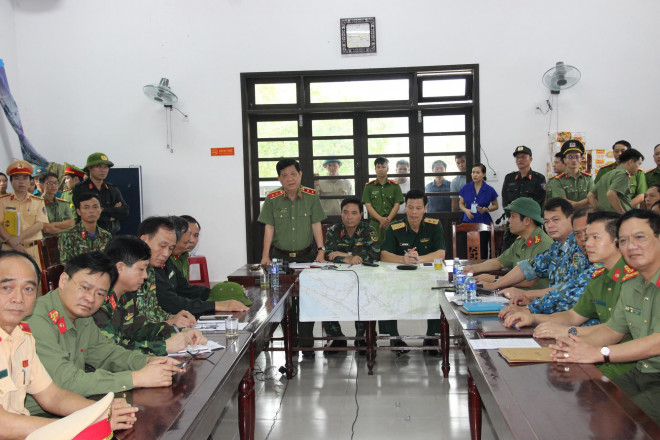 Trung tướng Nguyễn Văn Sơn phát biểu trong cuộc họp tại Sở Chỉ huy tiền phương ở xã Phong Xuân