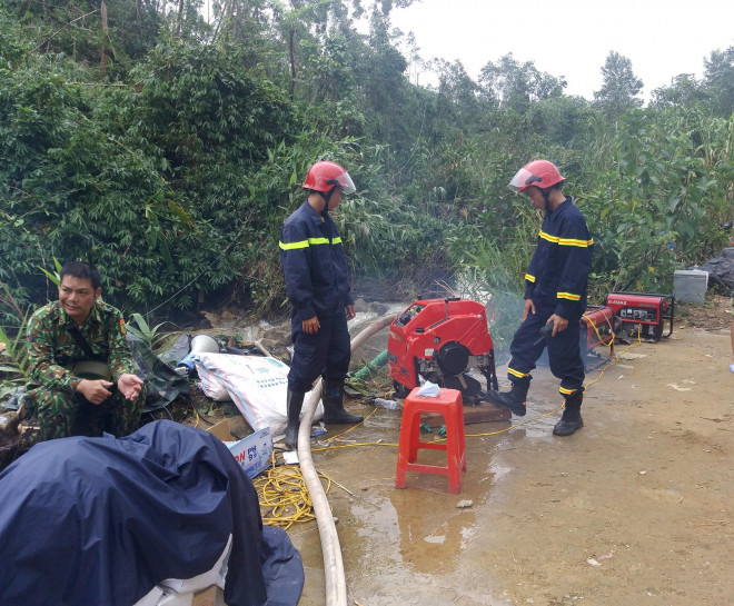 Lực lượng cứu hộ tìm kiếm các nạn nhân ở khu vực Trạm kiểm lâm tiểu khu 67 vào sáng 15-10