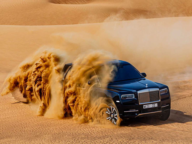 Xe "đại gia" Rolls-Royce Cullinan hơn 41 tỷ đồng off-road trên sa mạc