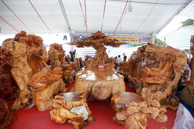 Xuất hiện tại "Hội chợ Đồ gỗ và trang trí nội thất Hà Nội 2020” bộ bàn ghế khổng lồ với những chi tiết chạm khắc tỉ mỉ khiến người xem không khỏi choáng ngợp.
