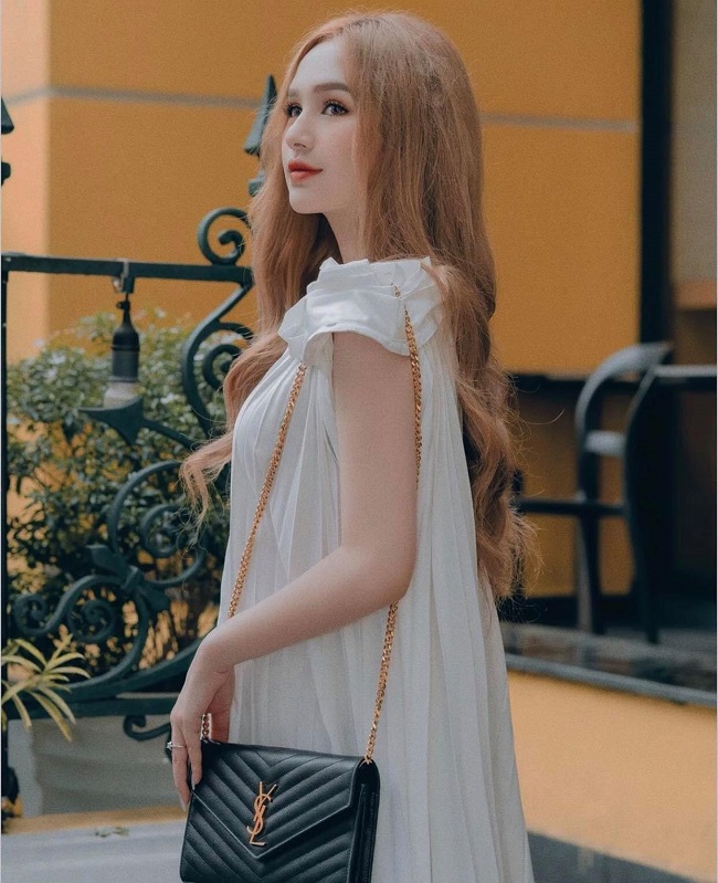 Gam màu trắng luôn là sự lựa chọn hàng đầu của nhiều ngôi mỹ nhân Việt bởi sự tinh tế và thơ ngây trong sáng của tông màu này mang lại. Chỉ cần diện một chiếc váy xếp li màu trắng, khoác túi xách và make up “sương sương” là Xoài Non đã tự tin xinh đẹp xuống phố.
