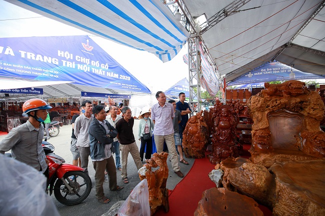 Không chỉ đơn thuần mang chức năng của một bộ bàn ghế thông thường, nhiều người còn thích thú gọi đây là một tác phẩm nghệ thuật với sự mãn nhãn tuyệt đối cho người nhìn.
