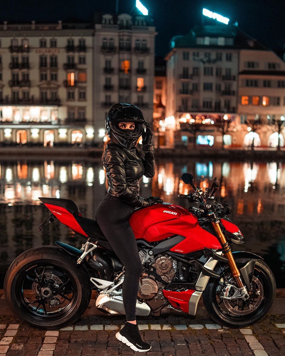 Ducati Streetfighter V4 vs KTM 1290 Super Duke R: Đâu là sự khác biệt của những &#34;ông vua&#34;? - 4