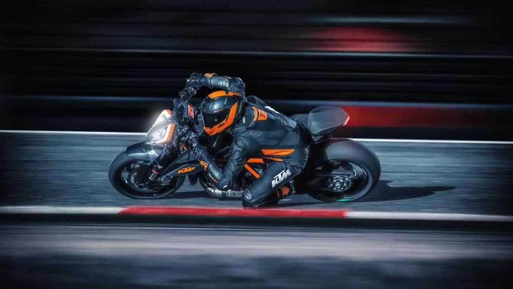 Ducati Streetfighter V4 vs KTM 1290 Super Duke R: Đâu là sự khác biệt của những &#34;ông vua&#34;? - 8