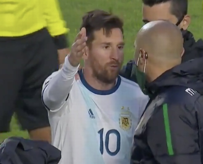 Messi phát cáu vì bị HLV thể lực của ĐT Bolivia - ông Lucas Nava giở "tiểu xảo" khiến anh mất tập trung thi đấu