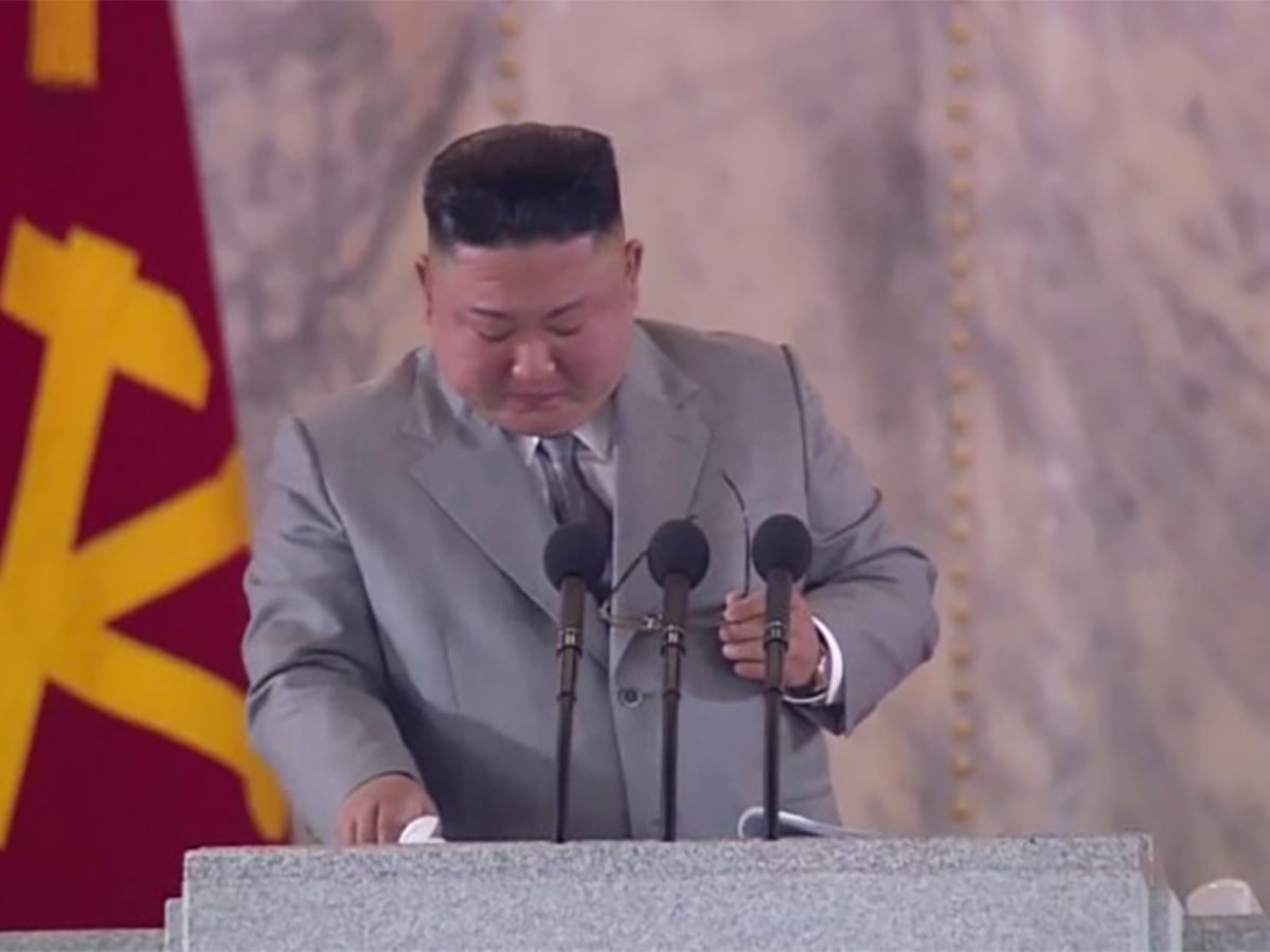 Chủ tịch Triều Tiên Kim Jong Un khóc trong lễ duyệt binh hôm 10.10 tại Bình Nhưỡng (ảnh: KCNA)