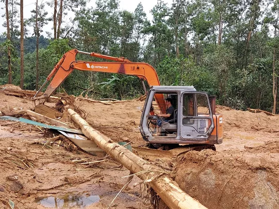 Lực lượng chức năng đã khoanh vùng vị trí trọng điểm để tiếp tục mở rộng khu vực tìm kiếm. Ảnh: QĐND