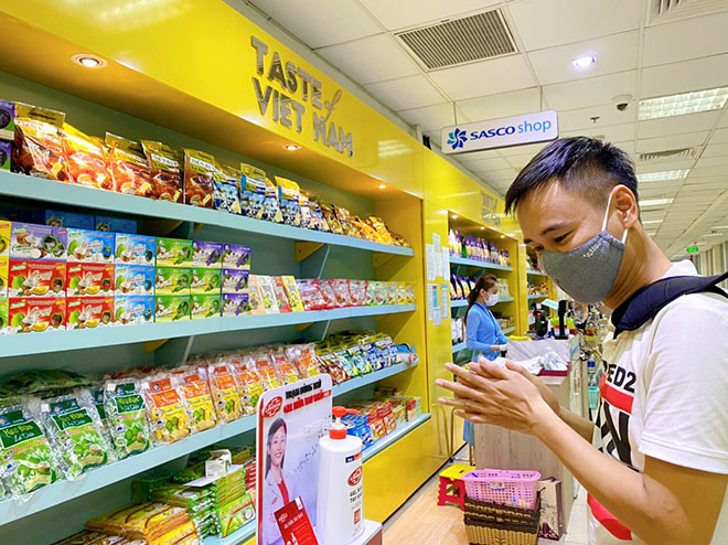Unilever đồng hành cùng cảng hàng không quốc tế Tân Sơn Nhất và Công ty Sasco phòng dịch cho hành khách - 1