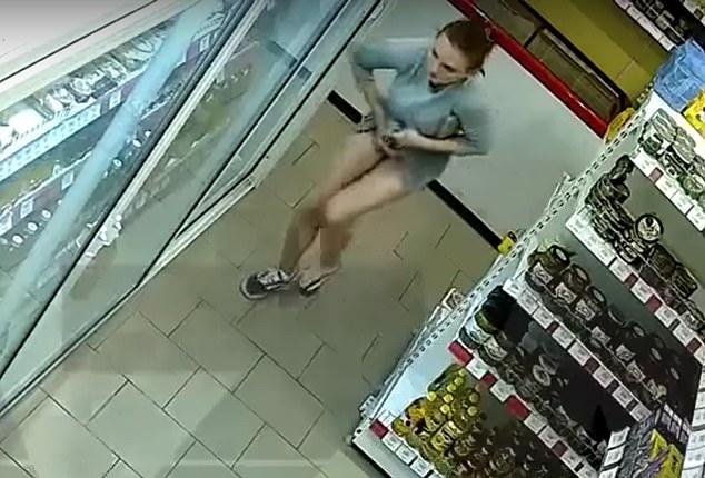 Video: Người phụ nữ vào cửa hàng trộm hàng loạt đồ, nhét dưới váy  - 1