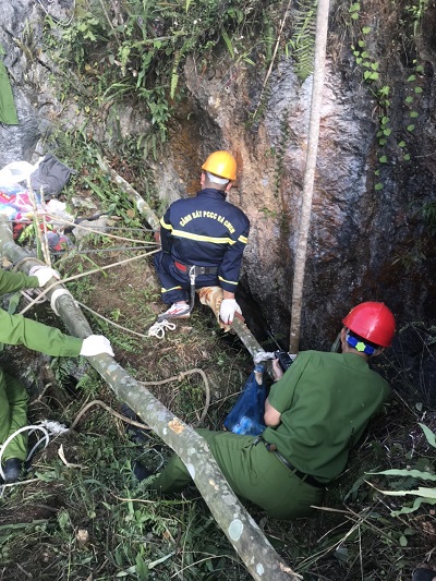 Cửa hang hẹp, lối xuống có nhiều đá nhô khiến lực lượng chức năng gặp nhiều khó khăn khi đưa nạn nhân lên