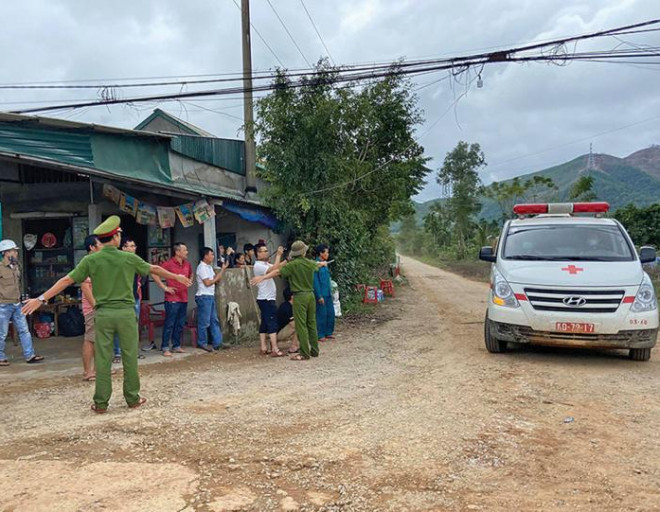 Xe cứu thương chở thi thể các nạn nhân rời hiện trường về TP Huế