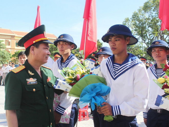Thiếu tướng Nguyễn Văn Man trong một lần tặng hoa cho những tân binh tham gia nghĩa vụ quân sự