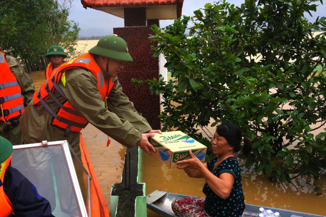 Tướng Man trong 1 lần trao quà cứu trợ cho người dân vùng lũ