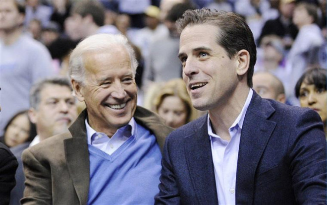 Ông Joe Biden và con trai Hunter Biden. Ảnh: AP