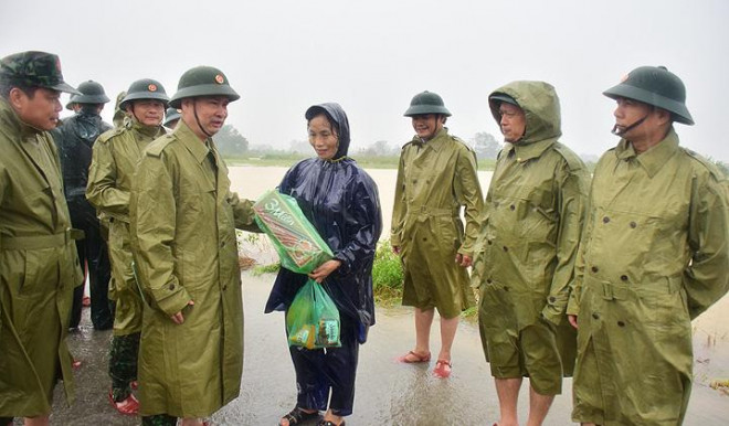 Thiếu tướng Nguyễn Văn Man cứu trợ người dân Phong Điền một ngày trước khi vào thủy điện Rào Trăng 3