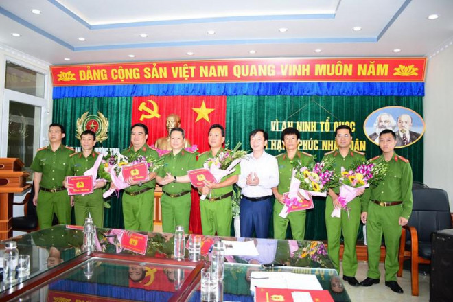 Lãnh đạo Công an TP Hải Phòng tặng hoa, khen thưởng Phòng Cảnh sát Hình sự và Công an các quận Dương Kinh, Hải An, Lê Chân. Ảnh: HH