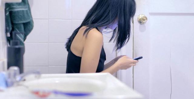 Các bác sĩ khuyến cáo nên dừng ngay thói quen dùng điện thoại trong nhà vệ sinh. Ảnh minh họa
