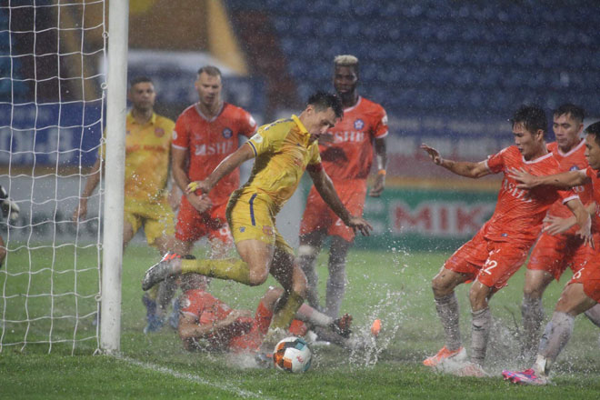 Bi hài V-League: Nam Định - Đà Nẵng quần nhau dưới sân như ruộng vì mưa lớn - 2