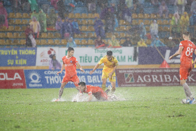 Bi hài V-League: Nam Định - Đà Nẵng quần nhau dưới sân như ruộng vì mưa lớn - 3