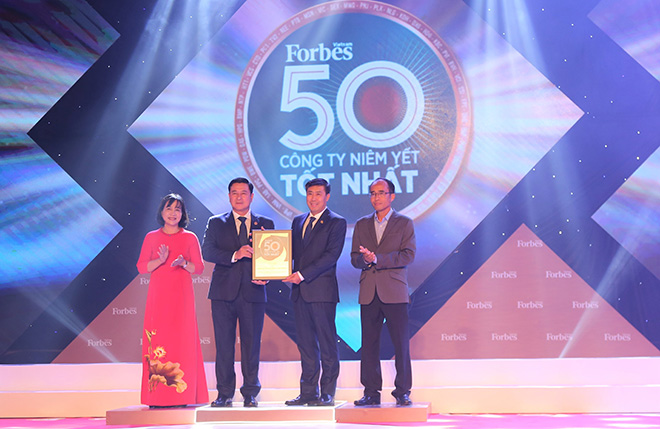 Đại diện Ban Lãnh đạo HDBank tại Lễ vinh danh Top 50 Công ty niêm yết tốt nhất năm 2020