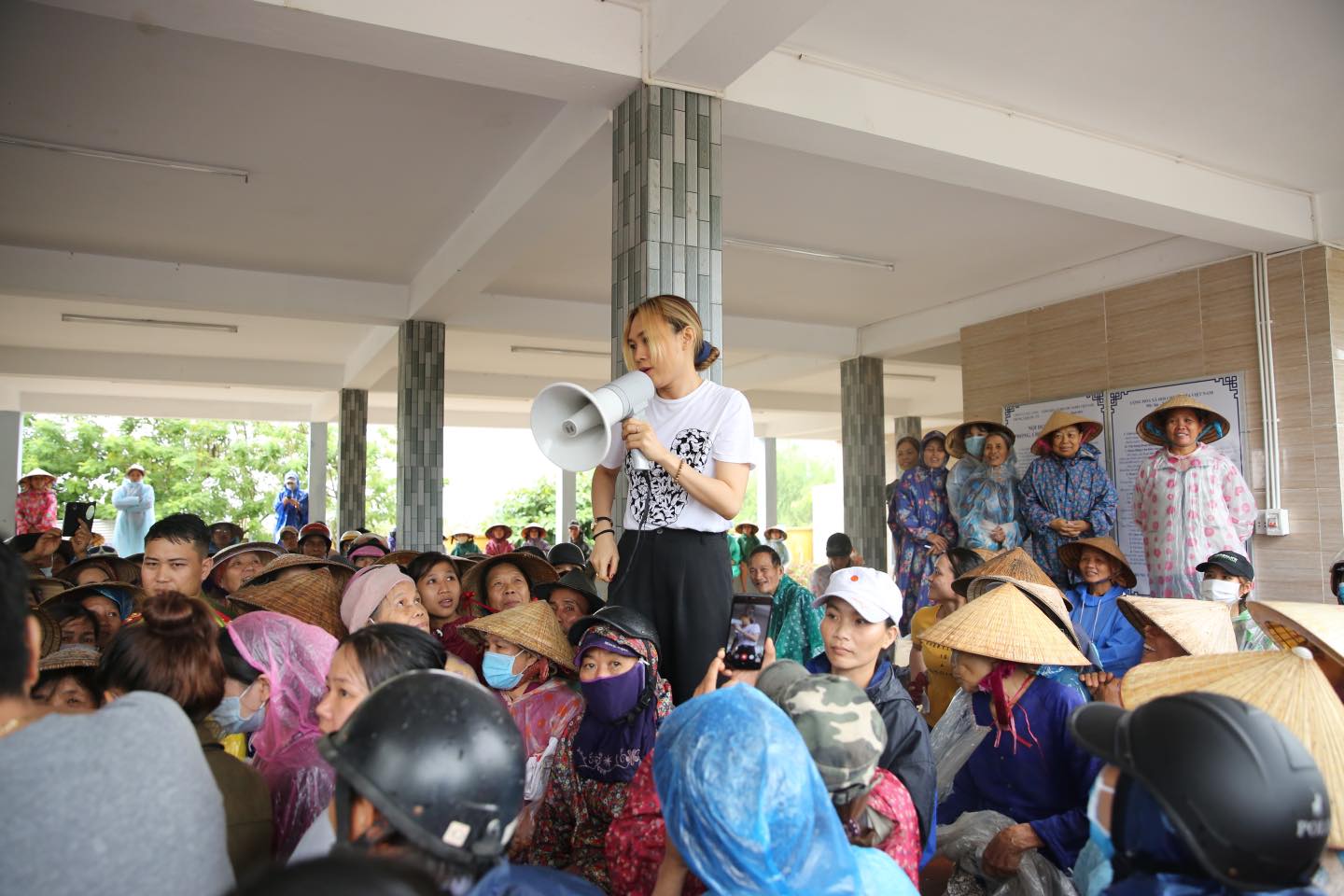 "Mỹ Tâm luôn âm thầm cứu giúp, nghĩa&nbsp;cử cao đẹp lắm lắm", "Tuyệt vời! Tấm lòng cao cả của người con gái nổi tiếng luôn luôn nghĩ về đồng bào quê hương mình những lúc thiên tai", "Rất thích cách làm việc của chị Mỹ Tâm, âm thầm và lặng lẽ bằng chính cái tâm thật sự"... là những bình luận khán giả gửi đến Mỹ Tâm vì hành động cao đẹp.