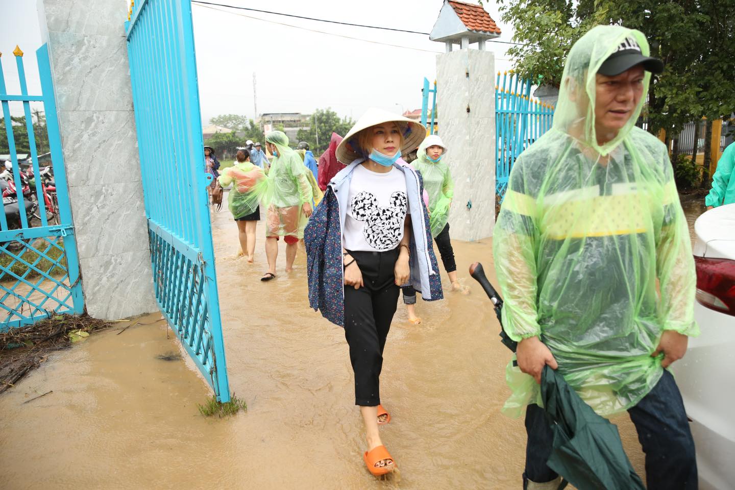 Mỹ Tâm lội nước tới Quảng Nam trao tận tay quà cho người dân vùng lũ