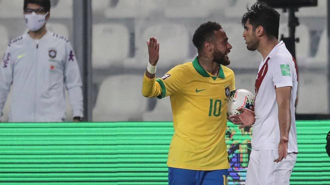 Neymar bị hậu vệ Peru - Carlos Zambrano gọi là gã hề vì 2 lần câu được penalty trong 1 trận đấu