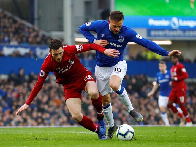 Liverpool (áo đỏ) với nhiệm vụ ngăn cản Everton