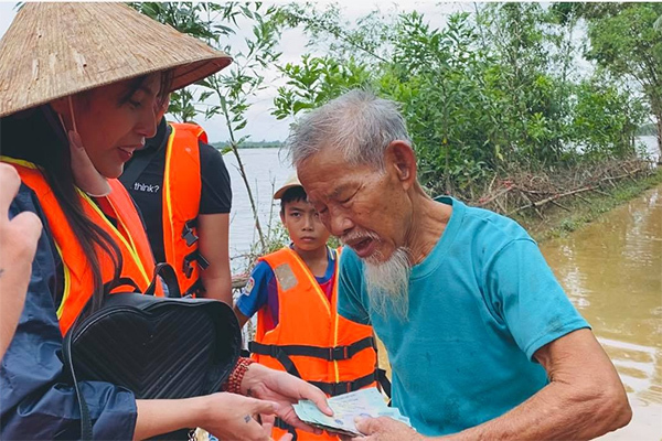 Hình ảnh Thủy Tiên trong chiều ngày 15/10 khi tặng nhu yếu phẩm và tiền mặt cho một hộ gia đình có hoàn cảnh khó khăn, vừa phải chịu lũ lụt vừa bị bệnh nặng và đang nợ ngân hàng