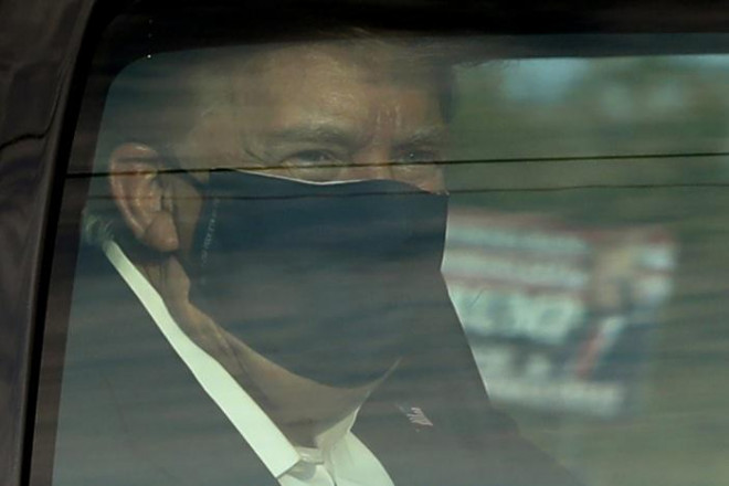 Tổng thống Mỹ Donald Trump đeo khẩu trang bảo vệ khi ngồi xe tới Trung tâm Y tế Walter Reed để điều trị Covid-19