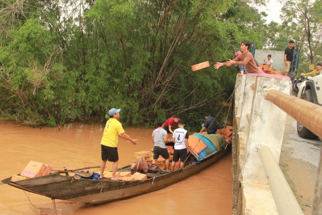 Chèo đò đi mua lương thực thực phẩm