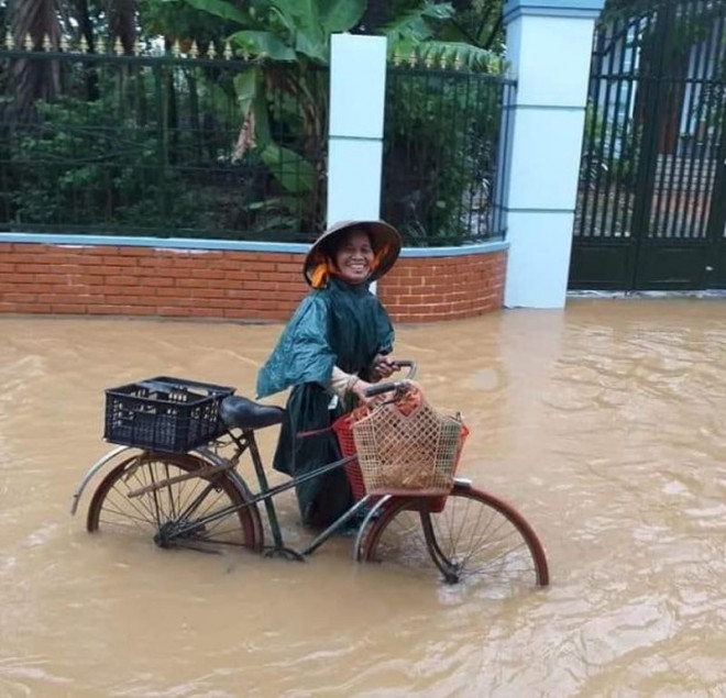 Nhiều khu dân cư bắt đầu ngập sâu do nước lên. Ảnh: PHƯƠNG PHƯƠNG