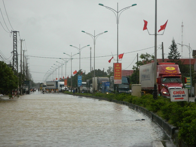 Nhiều điểm trên Quốc lộ 1 bị ngập trong lũ