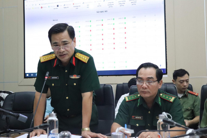 Đại tá Nguyễn Hữu Hùng (đứng) tại cuộc họp ứng phó bão tại Ban chỉ đạo Trung ương về phòng chống thiên tai sáng 11-10 - Ảnh: Phạm Ngọc Hà.
