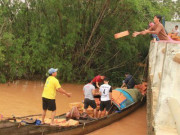 Tin tức trong ngày - Lũ lên làm sập nhà lúc rạng sáng, khiến mẹ gãy tay và con gái 2 tuổi tử vong