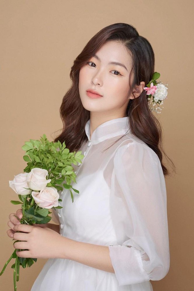 Với lợi thé vóc dáng cùng gương mặt mang đậm tính thời trang, Linh Chi phát triển sự nghiệp người mẫu look book bên cạnh công việc học tập. 
