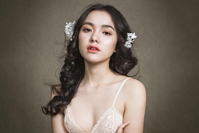 Vẻ ngoài xinh đẹp của Thiên Trang khiến người khác không thể rời mắt trước hết bởi cô mang trong mình 3 dòng máu Thái - Việt - Trung 
